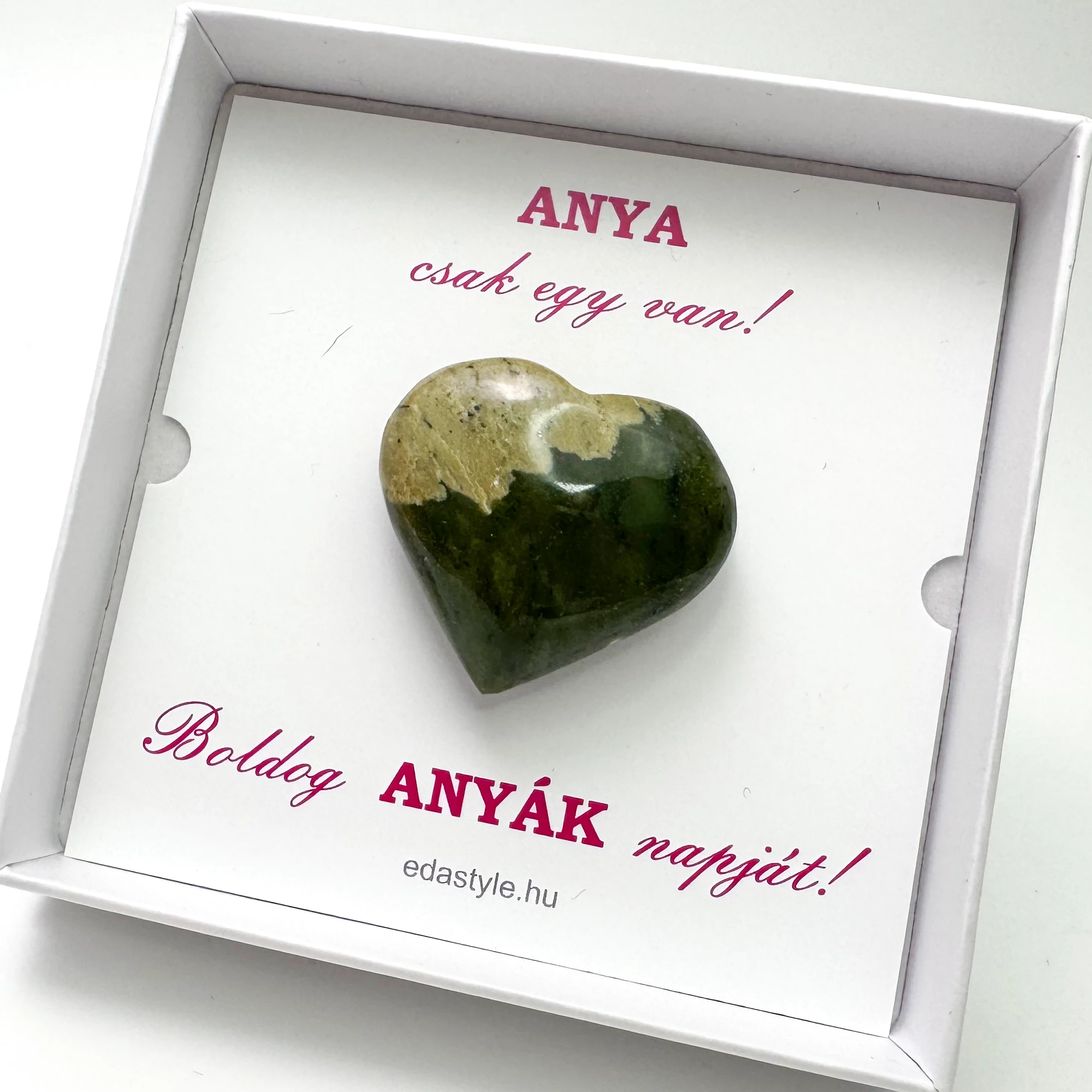 Anyák napi ásvány szív nefrit